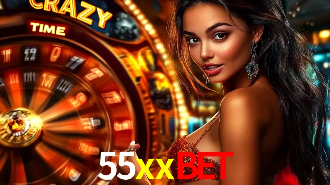 Mulher ao lado da roda de prêmios do jogo de cassino ao vivo Crazy Time, um dos shows de jogos mais emocionantes oferecidos pela plataforma de apostas 55xxbet.